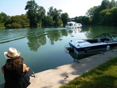 © Paysage aux alentours du port du Lys à Salignac-sur-Charente Le port du Lys sur l'itinéraire de la Flow Vélo Le château de La Garde Une croix de chemin L'église Saint-Louis de Salignac-sur-Charente La Mairie et le monument aux morts de Salignac-sur-Charente Le monument aux morts de Salignac-sur-Charente La campagne salignacaise et le château de La Garde Un porche typiquement charentais dans le bourg Une façade en moellons typique des Charentes à retrouver dans le bourg Un puits dans le bourg de Salignac-sur-Charente