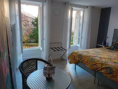© Coin détente Petit déjeuner dans la chambre Se régaler avec les produits du terroir Coin repas Chambre au calme Ouvertures sur terrasse King size bed (180cmx200cm) S'offrir un soin Faire peau neuve Café en terrasse Séjour vue sur la Place