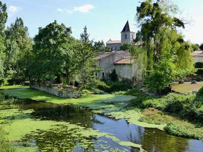 © La Seugne entre Clion et St-Germain-de-Lusignan, à proximité du moulin de Sauge Pont sur la Seugne à St-Germain-de-Lusignan Boulins (trous pour pigeons) sur le mur de la chapelle St-Paul L'église Saint-André de Clion Le lavoir dans le bourg de Clion, en bord de Seugne, restauré en 2002 L'église de Saint-Georges-de-Cubillac L'église de St-Grégoire-d'Ardennes Le rond-point des Pèlerins à Pons Le château d'Usson, maintenant Château des Énigmes, anciennement des Égreteaux Le château d'Usson, maintenant Château des Énigmes, anciennement des Égreteaux Le passage voûté de l'Hôpital des Pèlerins à Pons L'Anguille de Pons, laissez-vous conter sa légende à l'Hôpital des Pèlerins La voûte de l'Hôpital des Pèlerins où passait la N137 jusque dans les années 60