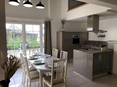 © Jardin privé et pergola Cuisine ouverte Espace repas Salon RDC Salon mezzanine Chambre 1 - RDC Chambre 2 - Etage Salle d'eau 1 - RDC Salle d'eau 2 - Etage Longère charentaise