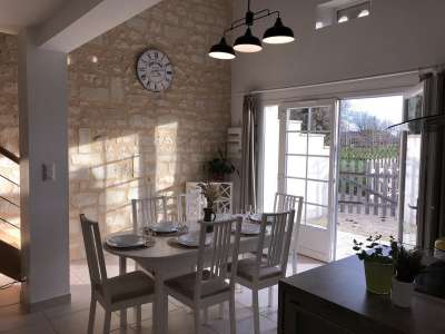 © Jardin privé et pergola Cuisine ouverte Espace repas Salon RDC Salon mezzanine Chambre 1 - RDC Chambre 2 - Etage Salle d'eau 1 - RDC Salle d'eau 2 - Etage Longère charentaise