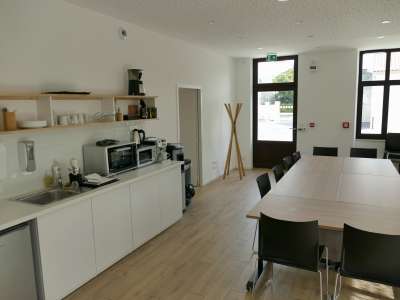 © La salle de réunion à la location et son espace cuisine
