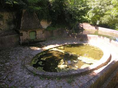© La fontaine de Font Guinié à Archiac L'église Saint-Martin de Moings, son clocher octogonal et ses graffitis du XIIe L'église Saint-Blaise d'Allas-Champagne Le château de Meux (privé) L'église Saint-Martin de Meux L'église de St-Germain-de-Vibrac L'église Saint-Paul de St-Maigrin L'étang de St-Maigrin Le château de St-Maigrin (privé) au bord de l'étang que vous apercevrez de la route L'église Notre-Dame de l'Assomption de Brie-sous-Archiac L'église de St-Eugène sur son coteau viticole du Vignoble du Cognac