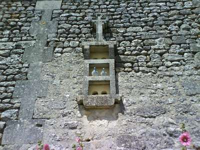 © La Seugne entre Clion et St-Germain-de-Lusignan, à proximité du moulin de Sauge Pont sur la Seugne à St-Germain-de-Lusignan Boulins (trous pour pigeons) sur le mur de la chapelle St-Paul L'église Saint-André de Clion Le lavoir dans le bourg de Clion, en bord de Seugne, restauré en 2002 L'église de Saint-Georges-de-Cubillac L'église de St-Grégoire-d'Ardennes Le rond-point des Pèlerins à Pons Le château d'Usson, maintenant Château des Énigmes, anciennement des Égreteaux Le château d'Usson, maintenant Château des Énigmes, anciennement des Égreteaux Le passage voûté de l'Hôpital des Pèlerins à Pons L'Anguille de Pons, laissez-vous conter sa légende à l'Hôpital des Pèlerins La voûte de l'Hôpital des Pèlerins où passait la N137 jusque dans les années 60