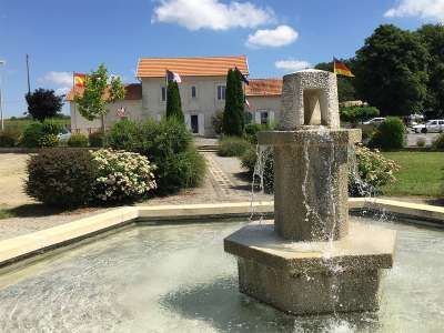 © Le point de départ, le square de la Mairie de Chardes