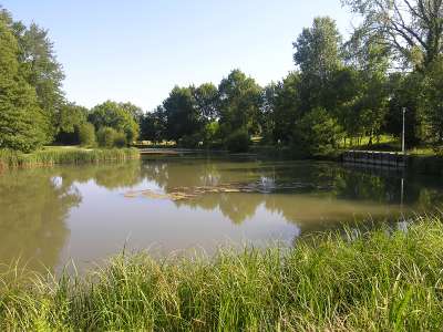 © Le plan d'eau communal de St-Simon-de-Bordes