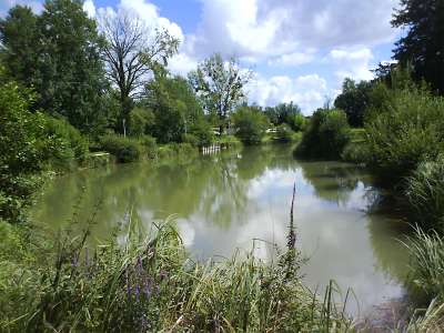 © Le plan d'eau communal de St-Simon-de-Bordes