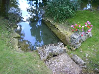 © L'église Saint-André de Clion vu du parc du presbytère Le lavoir dans le bourg de Clion, en bord de Seugne, restauré en 2002 La chapelle des Templiers du hameau de St-Paul Lavoir au hameau de St-Paul où la source St-Fort s'écoule Boulins (trous pour pigeons) sur le mur de la chapelle St-Paul Ruelle du hameau de St-Paul et ses emblématiques roses trémières La Seugne entre Clion et St-Germain-de-Lusignan, à proximité du moulin de Sauge Pont sur la Seugne à St-Germain-de-Lusignan, autre point de départ du circuit Le moulin à vent de Garreau restauré en 1980