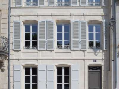 © Immeuble historique au pied du château de Jonzac