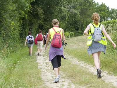 © Randonneurs sur les chemins autour de Coux