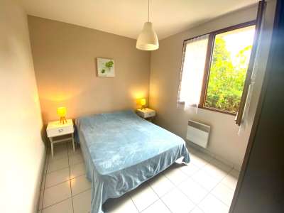 © Séjour Cuisine - vue 1 Séjour / Cuisine - vue 2 Chambre 1 Chambre 2 Salle de bains Extérieur Parc ombragé