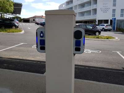 © Parking avec borne de recharge pour véhicule électrique à Jonzac