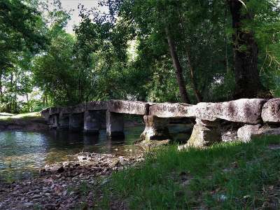 © Pour quelques mètres de plus, en bas de Romas, passerelle enjambant le Trèfle