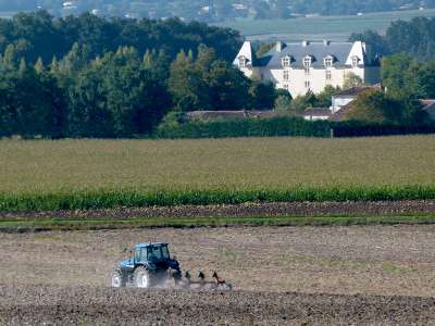 © La campagne salignacaise et le château de La Garde