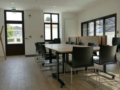 © La salle de réunion à la location et son espace cuisine