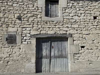 © Une façade en moellons typique des Charentes à retrouver dans le bourg