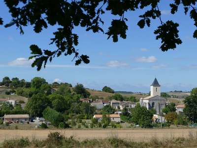 © Rayonnantes de Haute Saintonge N°5 et N°6 Jonzac - Mirambeau - Vitrezay Gironde 8 L'église Saint-Philippe et Saint-Jacques de St-Simon-de-Bordes Le plan d'eau de St-Simon-de-Bordes Petit Niort et l'église Saint-Martin dans leur paysage vallonné Petit Niort et l'église Saint-Martin dans leur paysage vallonné L'église de St-Bonnet-sur-Gironde Cyclotouriste devant le ponton-carrelet de Vitrezay Promenade familiale en vélo dans le marais de Vitrezay Paysage du marais de Vitrezay Vue aérienne de Port Vitrezay Promenade familiale en vélo dans le marais de Vitrezay La table de lecture du paysage de l'estuaire de la Gironde à Vitrezay Le port de plaisance de Vitrezay Une