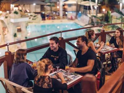 © Le restaurant panoramique qui domine le lagon