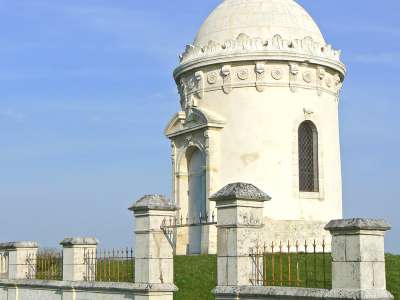 © La chapelle Notre-Dame-des-Champs à l'entrée du bourg de Mosnac