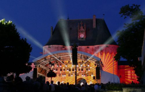 Jonzac Drôles de rues Place du château