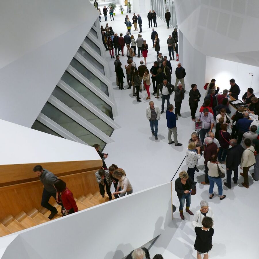 Escalier dans le hall du Centre des Congrès de Haute-Saintonge