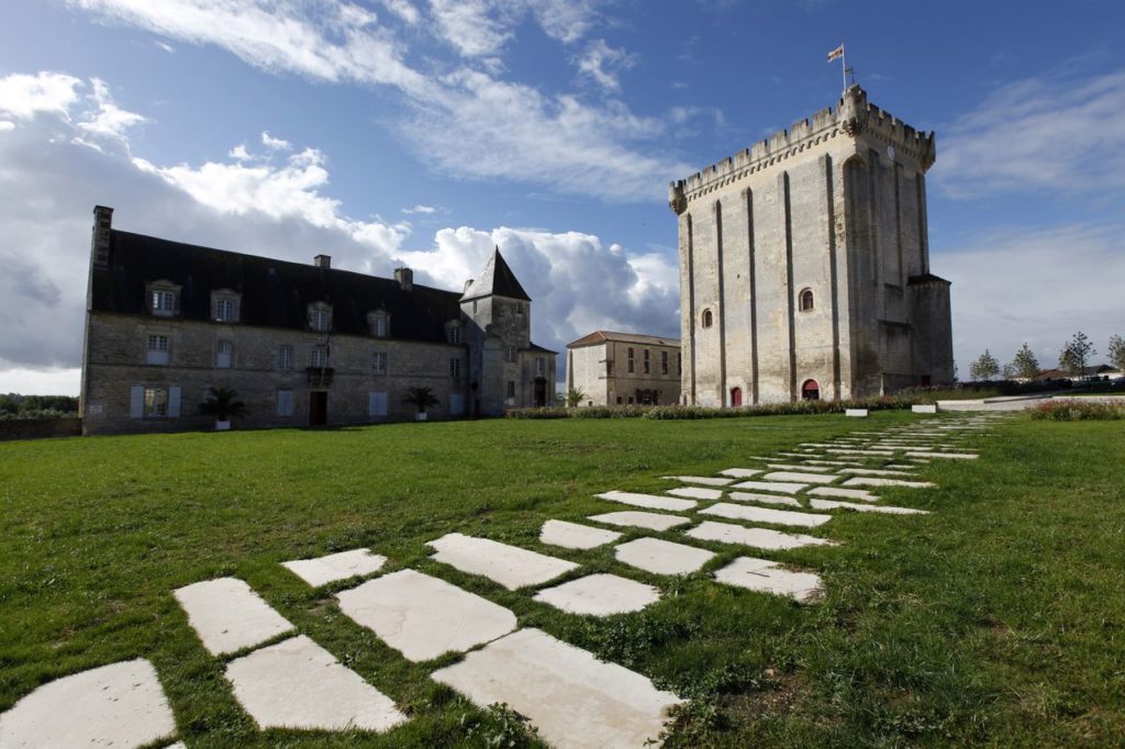 VILLE de PONS (17) FRA - 2010 -PHOTO : FRANCOIS BAUDIN / AUSTRAL<br /> Donjon jardins de l' htel de ville