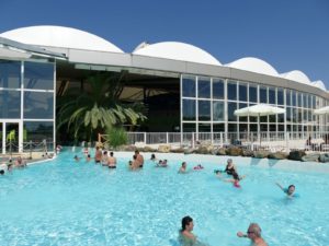 photo d'une piscine extérieure des Antilles de Jonzac