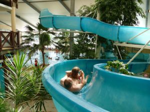 photo de deux baigneurs glissant dans le toboggan aux Antilles de Jonzac