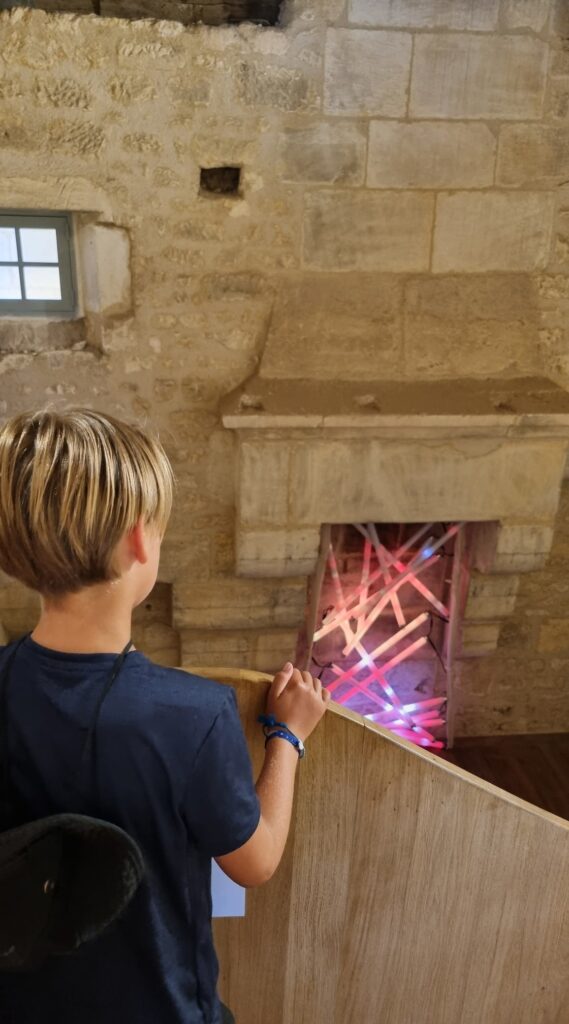 Photo Salle des gardes - jeune homme regardant l'oeuvre néons