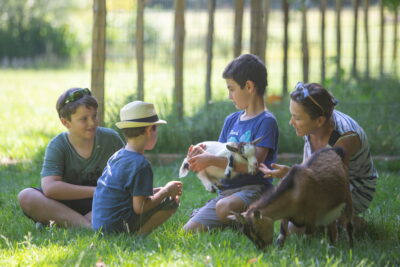 enfants avec les animaux de la ferme dans les bras au chateau des énigmes de Pons