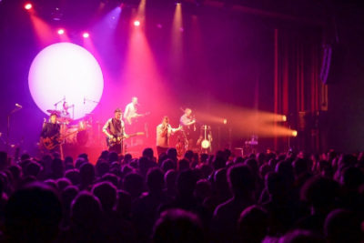 photo live debout sur le zinc